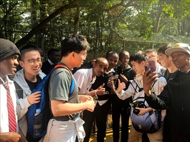 支隊成員與當(dāng)?shù)貙W(xué)生熱情交流 黃文杰攝