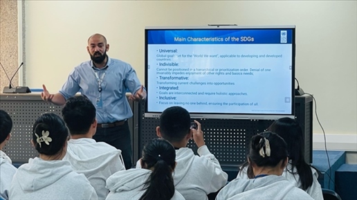 聯(lián)合國內(nèi)羅畢辦事處的工作人員為支隊成員講解可持續(xù)發(fā)展目標(biāo)。林源攝