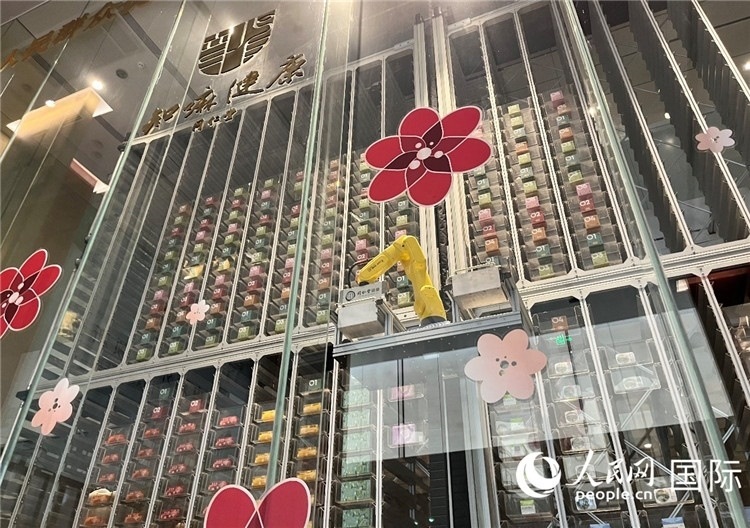 6. 機械臂正在取貨。（人民網記者陳思 攝）