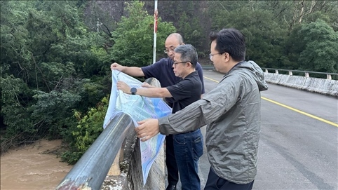 珠江委工作組在三河鎮(zhèn)三河大橋進(jìn)行防洪工程調(diào)度工作。 水利部供圖