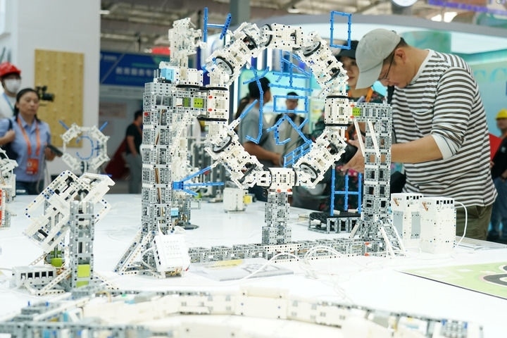 2024年9月11日，記者在服貿(mào)會(huì)首鋼園區(qū)教育服務(wù)館采訪。新華社記者 張晨霖 攝