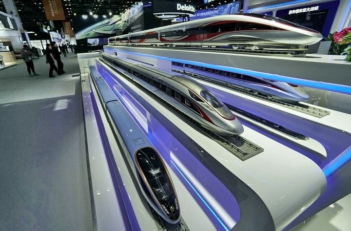 2024年9月11日拍攝的國(guó)家會(huì)議中心會(huì)場(chǎng)內(nèi)的展臺(tái)。新華社記者 李欣 攝