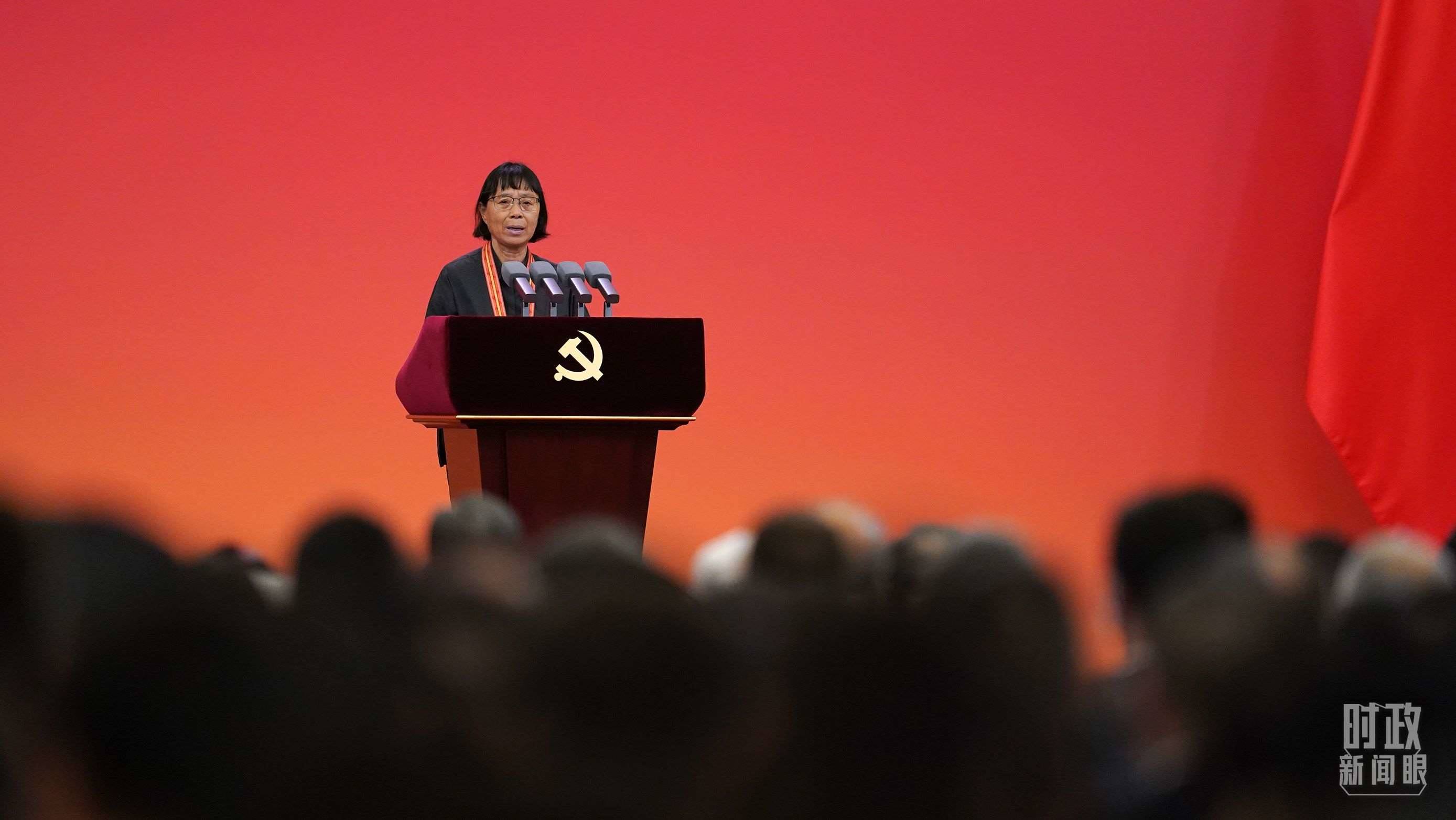  △2021年6月，幫助數(shù)千名貧困山區(qū)女孩圓夢大學的人民教師張桂梅，代表“七一勛章”獲得者發(fā)言。（總臺國廣記者李晉拍攝）