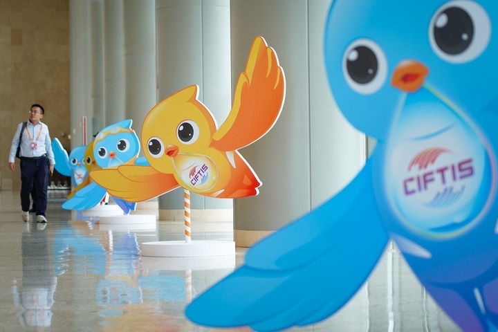 2024年9月11日在國(guó)家會(huì)議中心拍攝的服貿(mào)會(huì)吉祥物“福燕”形象。新華社記者 陳鐘昊 攝