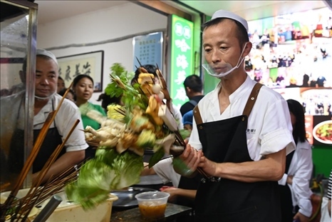 店員準(zhǔn)備制作天水麻辣燙。新華社記者 范培珅 攝