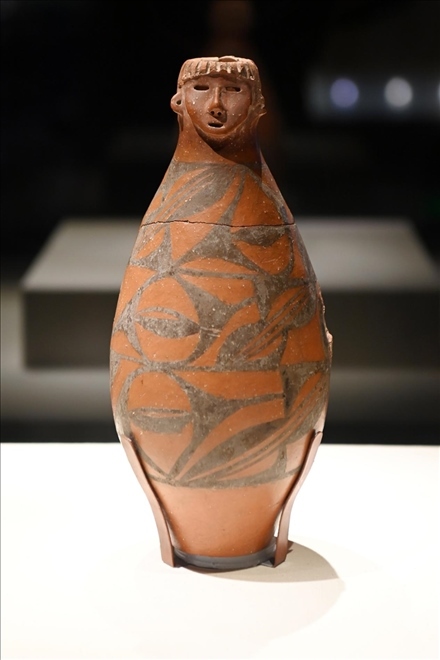 大地灣出土的人頭形器口彩陶瓶。新華社記者 范培珅 攝