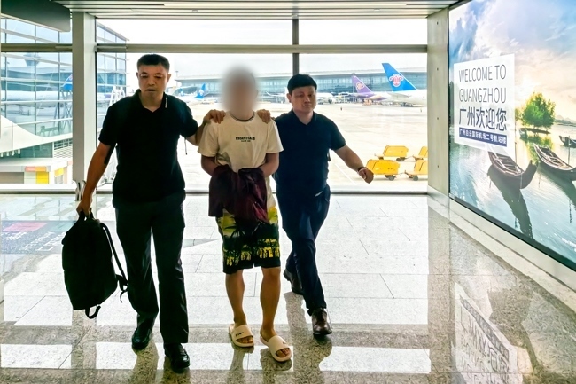 一名潛逃柬埔寨的犯罪嫌疑人被押解回國(guó)。公安部供圖