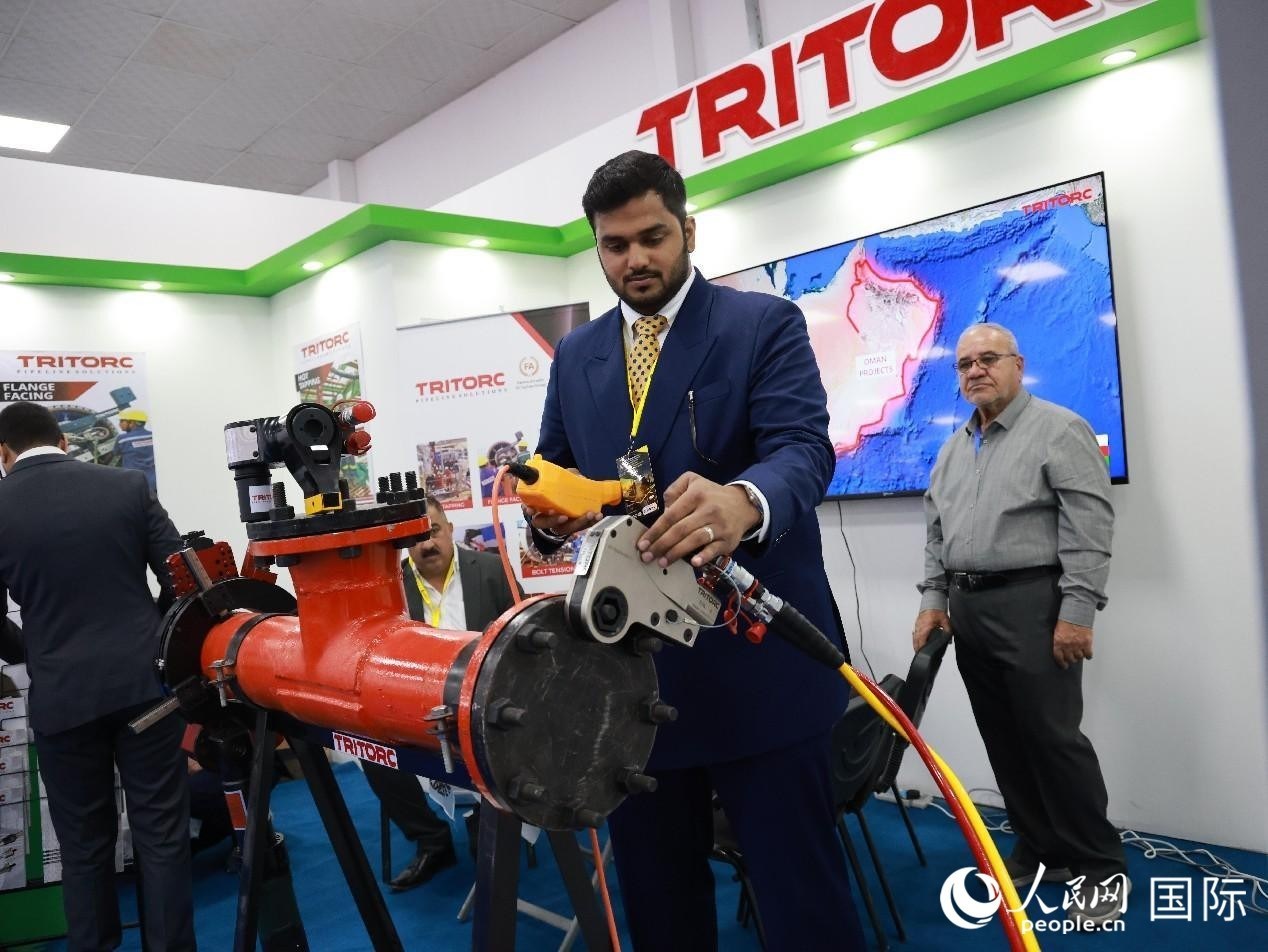 圖為一家油企工作人員在演示儀器操作。人民網(wǎng)記者管克江攝