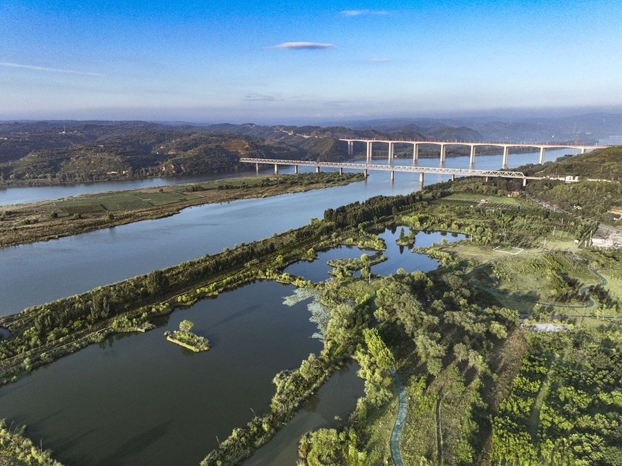 這是2023年8月28日在河南黃河濕地國(guó)家級(jí)自然保護(hù)區(qū)濟(jì)源段拍攝的景色（無(wú)人機(jī)照片）。新華社發(fā) 苗秋鬧 攝