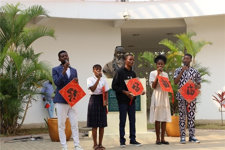 孔院學(xué)生演唱歌曲《故鄉(xiāng)的云》。內(nèi)圖大學(xué)孔子學(xué)院供圖