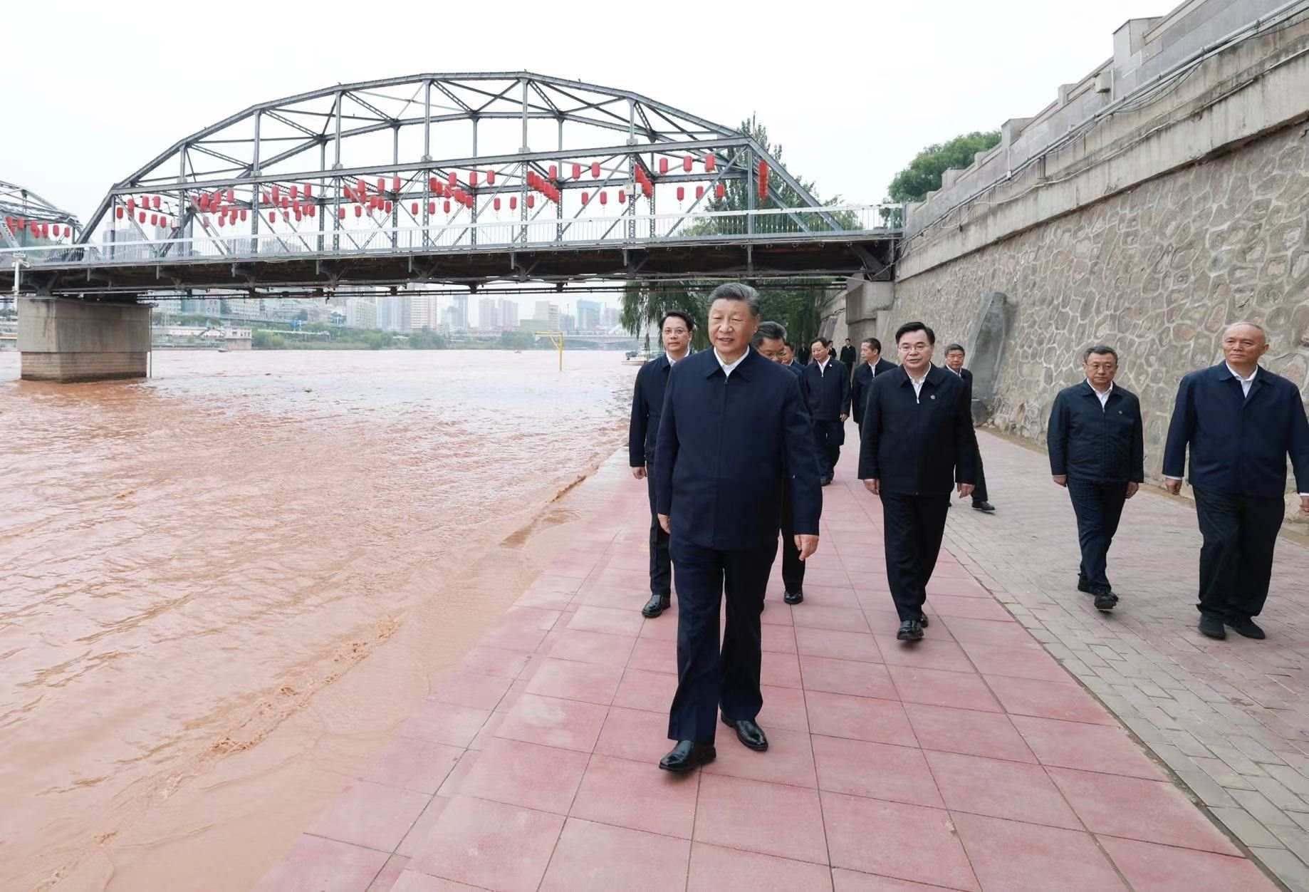 △9月11日下午，甘肅蘭州市黃河蘭州中山橋段，習(xí)近平總書(shū)記了解當(dāng)?shù)赝苿?dòng)黃河流域生態(tài)保護(hù)等情況。