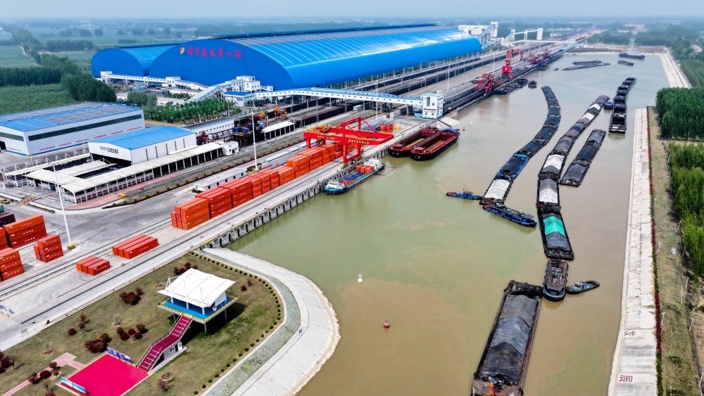 2024年4月24日，船舶行駛在山東濟(jì)寧港航梁山港航道上（無(wú)人機(jī)照片）。近年來(lái)，山東省加快構(gòu)建沿黃陸海大通道，有效促進(jìn)黃河流域各省區(qū)物流降本增效，實(shí)現(xiàn)更高水平對(duì)外開(kāi)放。