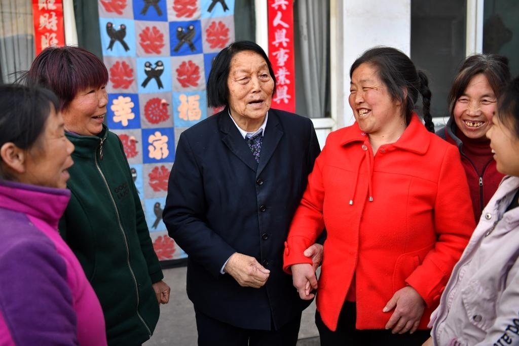 2019年3月23日，申紀(jì)蘭（左三）在山西省平順縣西溝村與村民分享全國兩會精神。新華社記者 曹陽 攝