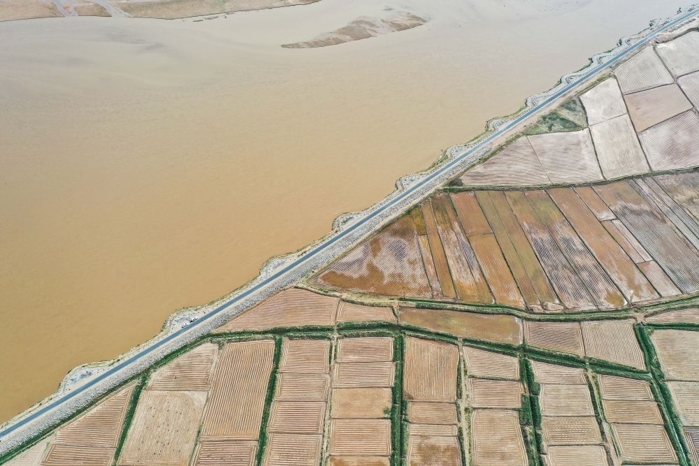 2024年5月26日在內(nèi)蒙古巴彥淖爾市臨河區(qū)拍攝的黃河（無(wú)人機(jī)照片）。巴彥淖爾市位于黃河“幾字彎”北端，擁有富饒的河套灌區(qū)，引黃灌溉面積達(dá)1000多萬(wàn)畝。近年來(lái)，在引黃灌溉工程支撐下，河套灌區(qū)年均糧食總產(chǎn)量達(dá)60億斤以上。