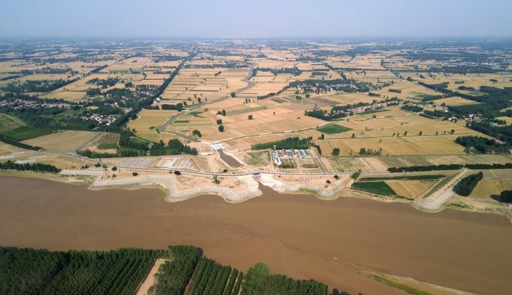 2024年6月19日，位于黃河高青段的馬扎子引黃閘開(kāi)閘引水（無(wú)人機(jī)照片）。5月1日至6月18日，山東省累計(jì)啟用引黃閘63座，引黃河水量10.06億立方米，保障農(nóng)業(yè)灌溉需求。