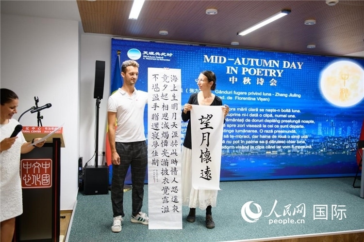 現(xiàn)場(chǎng)的羅馬尼亞書法愛好者書寫并展示作品。傅永山攝