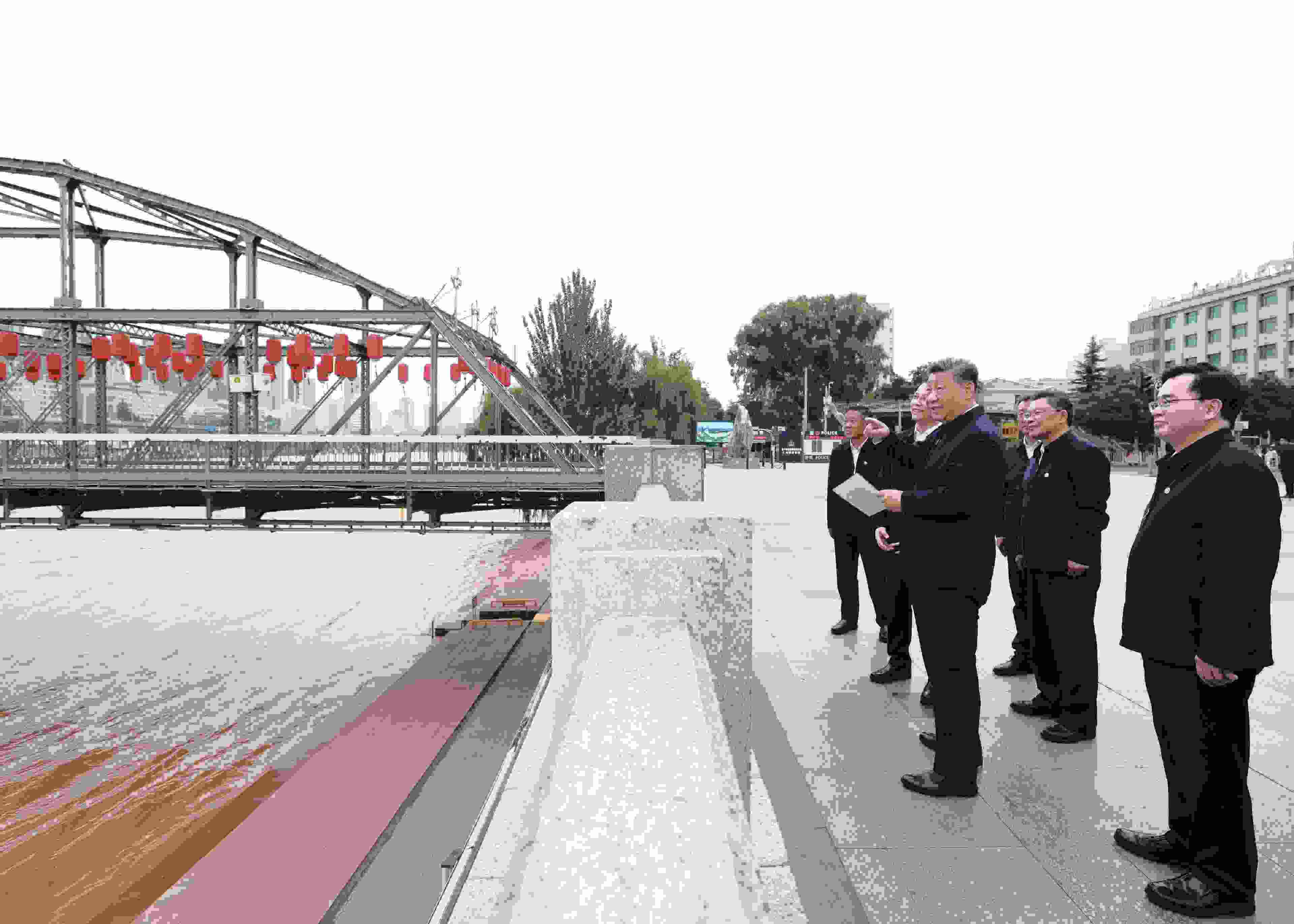 △ 2024年9月11日，習(xí)近平總書記來(lái)到甘肅省蘭州市黃河蘭州中山橋段，了解當(dāng)?shù)赝苿?dòng)黃河流域生態(tài)保護(hù)情況。