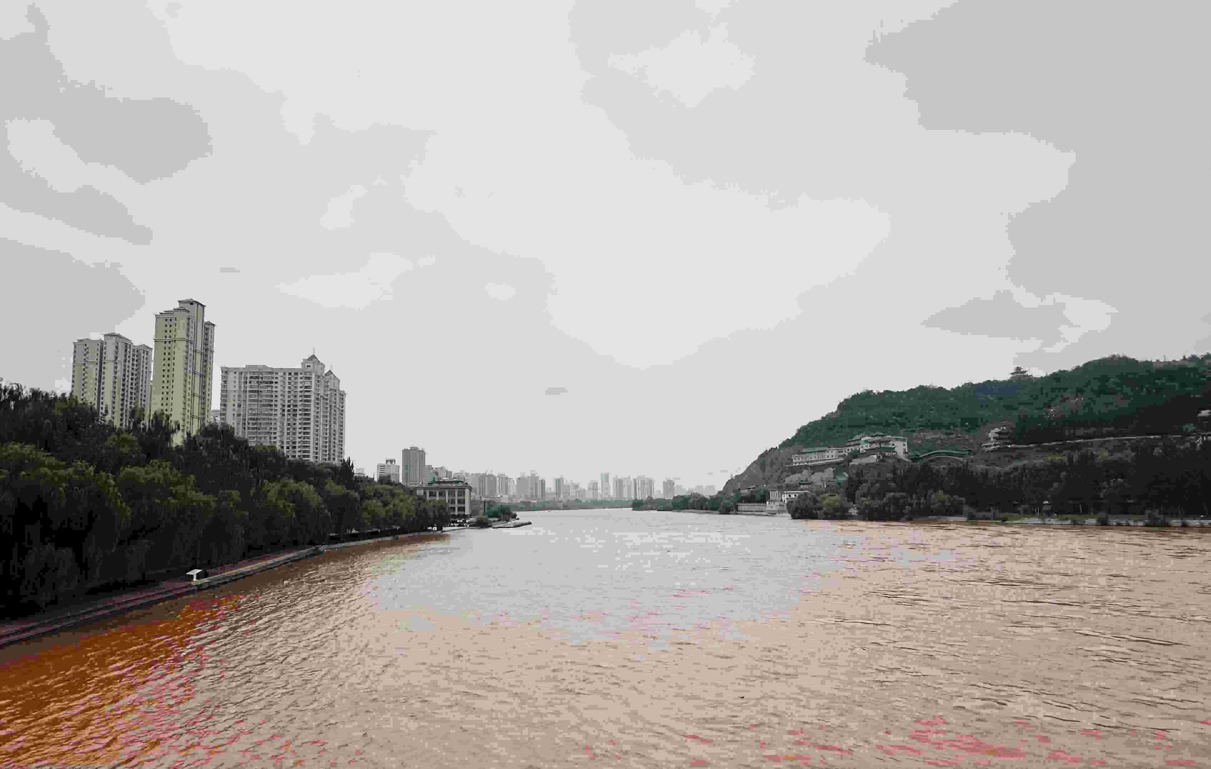 △黃河蘭州段。（總臺(tái)央視記者陸泓宇拍攝）