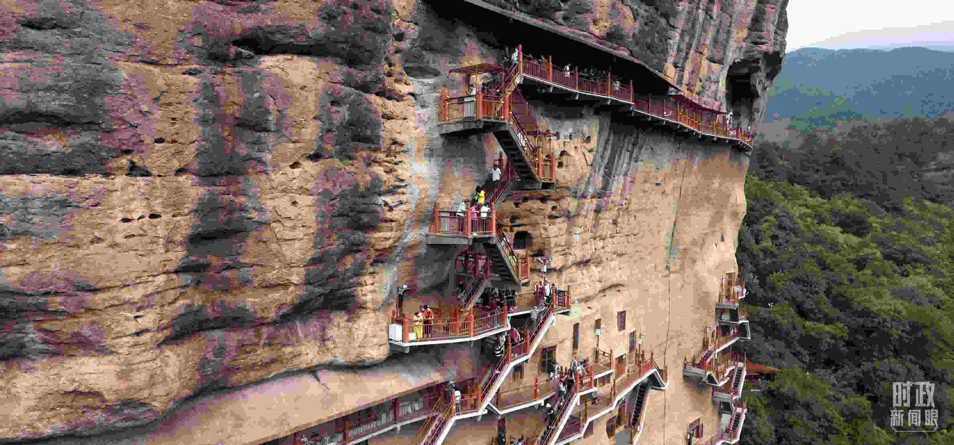 △麥積山石窟是國家5A級(jí)旅游景區(qū)，2024年上半年累計(jì)接待游客57萬人。（總臺(tái)國廣記者李晉拍攝）