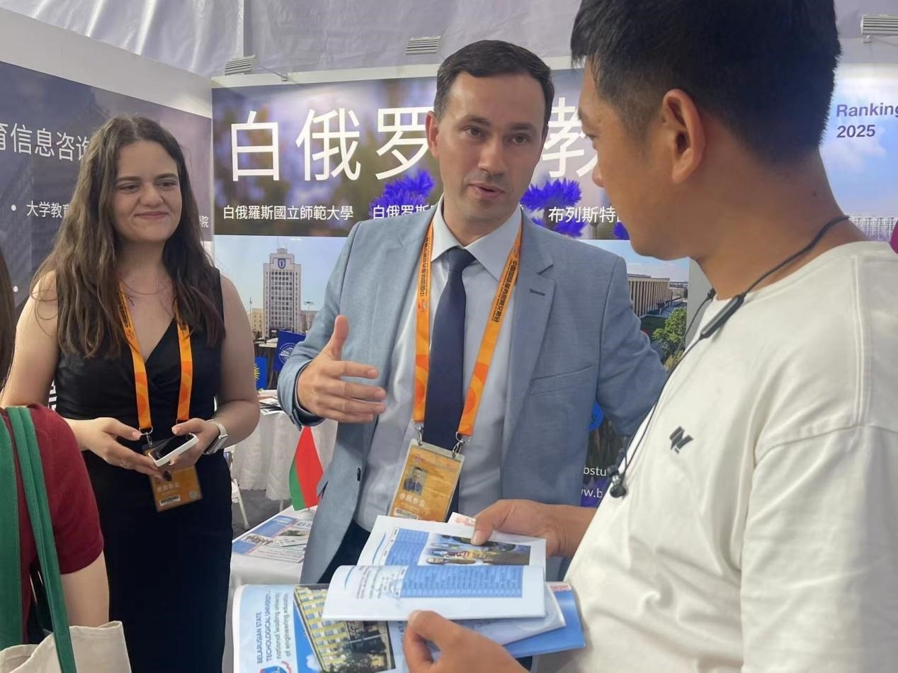 觀眾在展臺(tái)咨詢。人民網(wǎng)記者 何旭攝