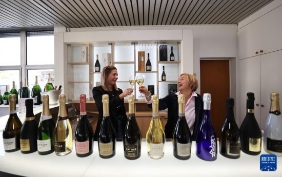 9月13日，在法國蘭斯附近的希尼萊羅斯，人們在佳醍亞總部享用香檳酒。新華社記者 高靜 攝