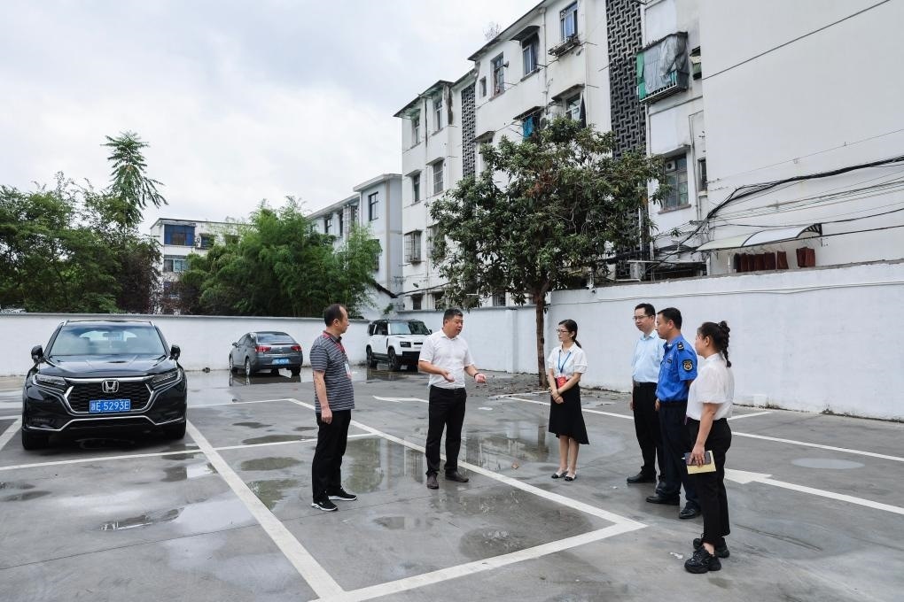 2024年9月11日，在浙江省湖州市，湖州吳興區(qū)人大代表、人大飛英街道工委代表及塔下街社區(qū)代表前往已改建的一處停車場進(jìn)行實地調(diào)研，監(jiān)督該改建項目的完成情況。新華社記者 徐昱 攝