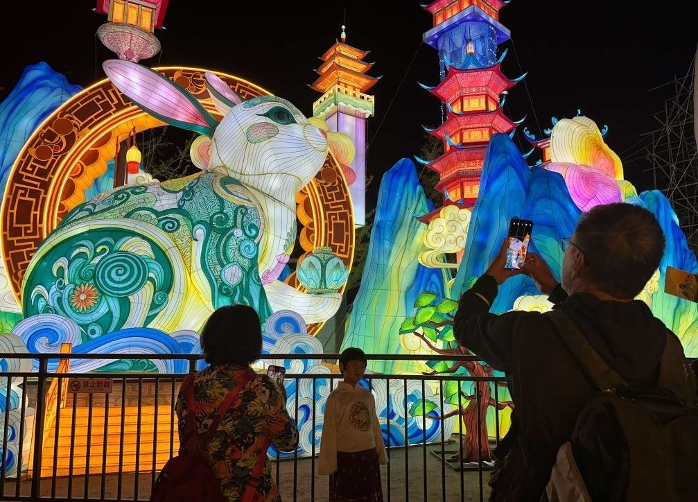 市民游客在2024年北京中秋國(guó)慶彩燈游園會(huì)欣賞彩燈。新華社記者楊淑君 攝