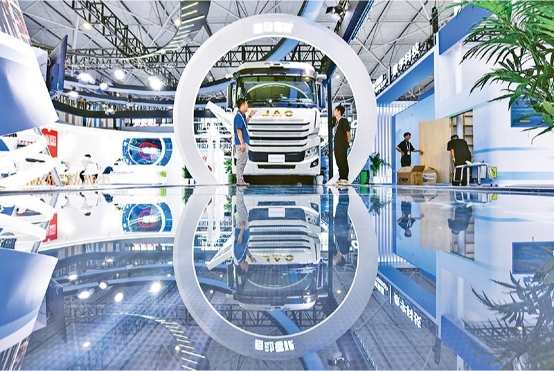 黨的二十屆三中全會(huì)提出，加快構(gòu)建促進(jìn)數(shù)字經(jīng)濟(jì)發(fā)展體制機(jī)制，完善促進(jìn)數(shù)字產(chǎn)業(yè)化和產(chǎn)業(yè)數(shù)字化政策體系。2024年8月28日至30日，2024中國(guó)國(guó)際大數(shù)據(jù)產(chǎn)業(yè)博覽會(huì)在貴州貴陽(yáng)舉辦。圖為工作人員在介紹無(wú)人駕駛重型卡車。 新華社記者 楊文斌/攝