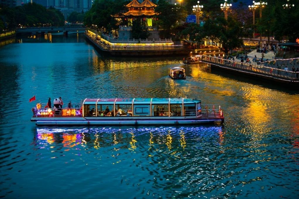 成都“夜游錦江”火鍋船。（唐斌治 攝）