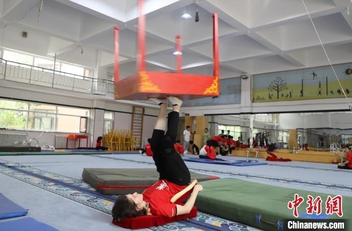 9月13日，美國(guó)雜技學(xué)員杰克正在中國(guó)“雜技之鄉(xiāng)”吳橋練習(xí)“蹬技”。 馬天龍 攝