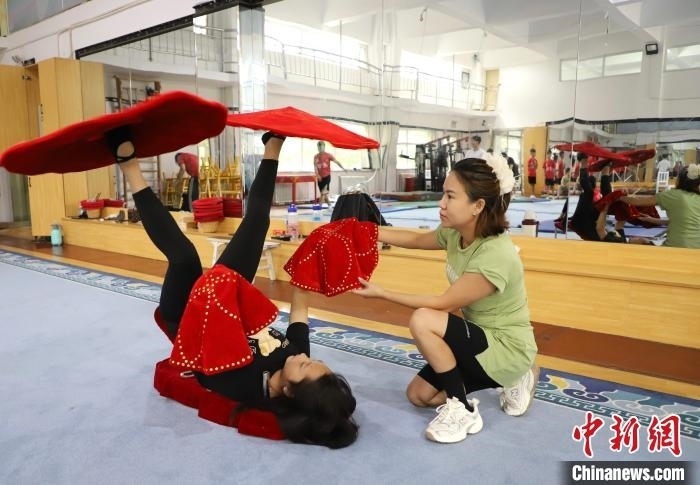 9月13日，來(lái)自老撾的紅姆(右)指導(dǎo)學(xué)員雜技動(dòng)作。 馬天龍 攝