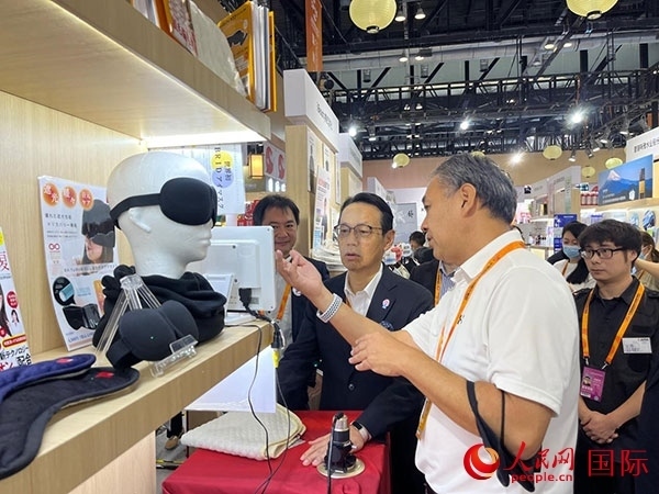 日本駐華大使金杉憲治（左二）參觀2024年服貿(mào)會日本館。人民網(wǎng)記者 盛楚宜攝