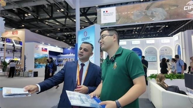 伊和·阿塔里扎德介紹阿塞拜疆產(chǎn)業(yè)園。人民網(wǎng)記者 楊倩攝