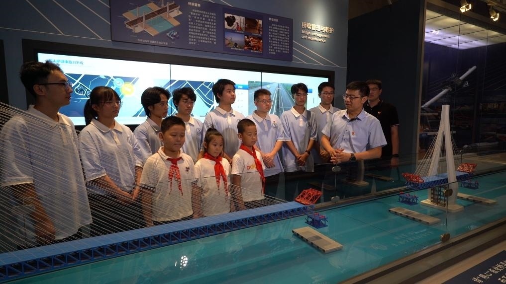 哈爾濱工業(yè)大學(xué)交通學(xué)院教師李順龍在中國橋梁博物館進行課程思政與橋梁科普。新華社發(fā)（張潤 攝）