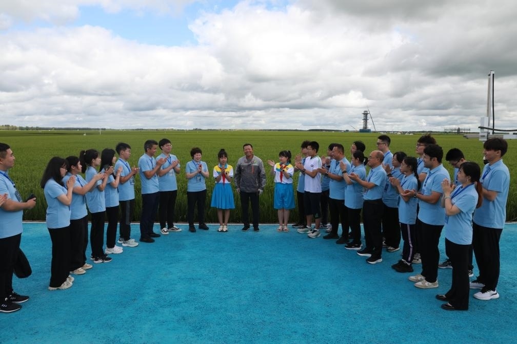 哈爾濱工業(yè)大學(xué)邀請農(nóng)業(yè)專家周德華為學(xué)生講授水稻種植的故事。新華社發(fā)