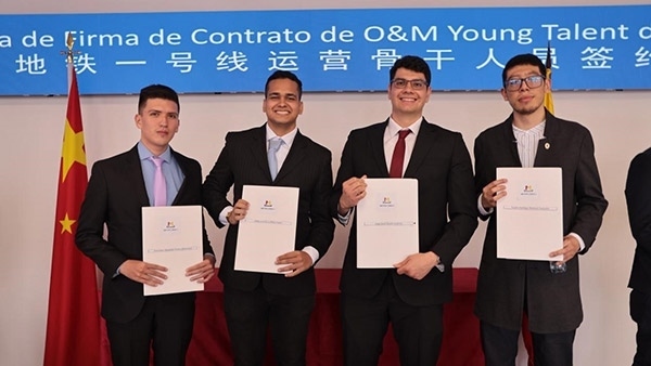 當(dāng)?shù)貢r(shí)間9月13日，40名哥倫比亞青年與中企承建運(yùn)營(yíng)的波哥大地鐵一號(hào)線項(xiàng)目簽約，不久將前往中國(guó)進(jìn)行為期15個(gè)月的專業(yè)地鐵知識(shí)培訓(xùn)。圖為部分學(xué)員在簽約儀式上展示所簽的協(xié)議。 波哥大地鐵一號(hào)線項(xiàng)目供圖