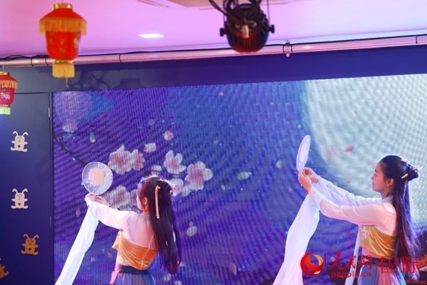 巴西華僑華人表演舞蹈《千里共嬋娟》。人民網(wǎng)記者 陳海琪攝