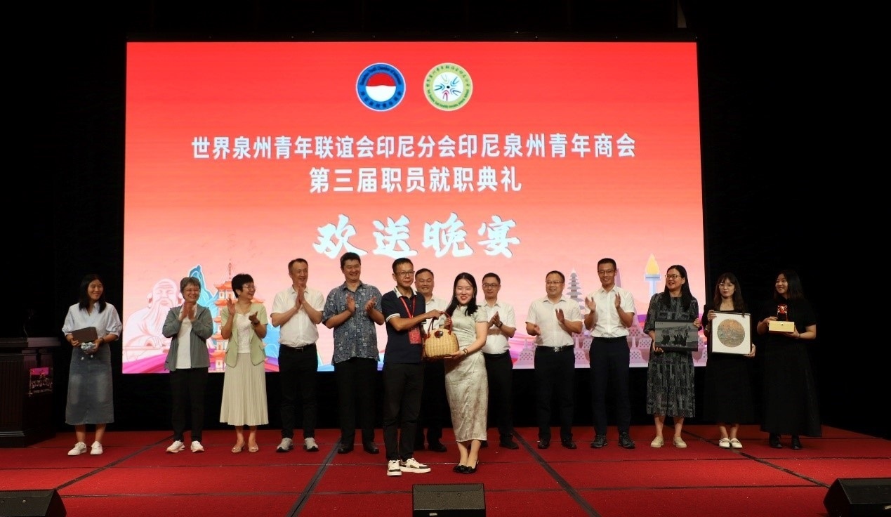 工藝大師們向阿拉扎大學(xué)孔子學(xué)院捐贈手工藝術(shù)品。阿拉扎大學(xué)孔子學(xué)院供圖