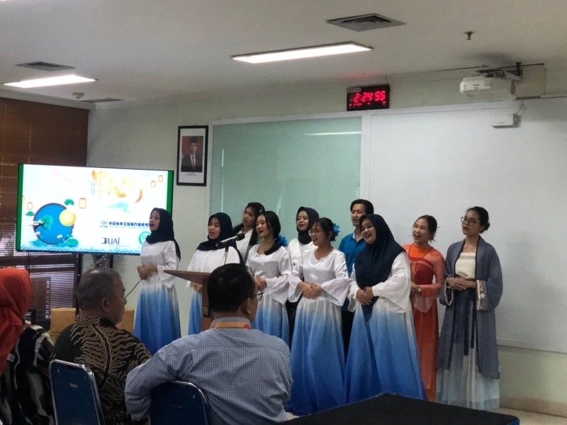 阿拉扎大學(xué)中文系學(xué)生演唱中文歌曲?；顒?dòng)主辦方供圖