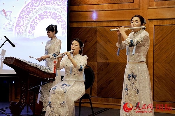 來自景德鎮(zhèn)的陶瓷音樂會在中秋佳節(jié)給英國倫敦的觀眾帶來了別樣的文化體驗。人民網(wǎng)記者 邢雪攝