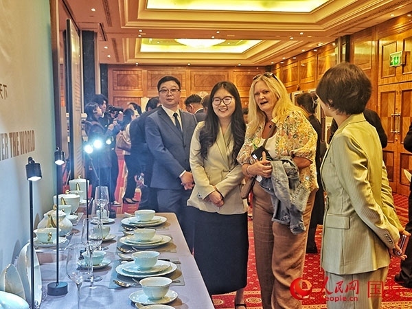英國觀眾參觀“景德鎮(zhèn)制”區(qū)域品牌新品。人民網(wǎng)記者 邢雪攝