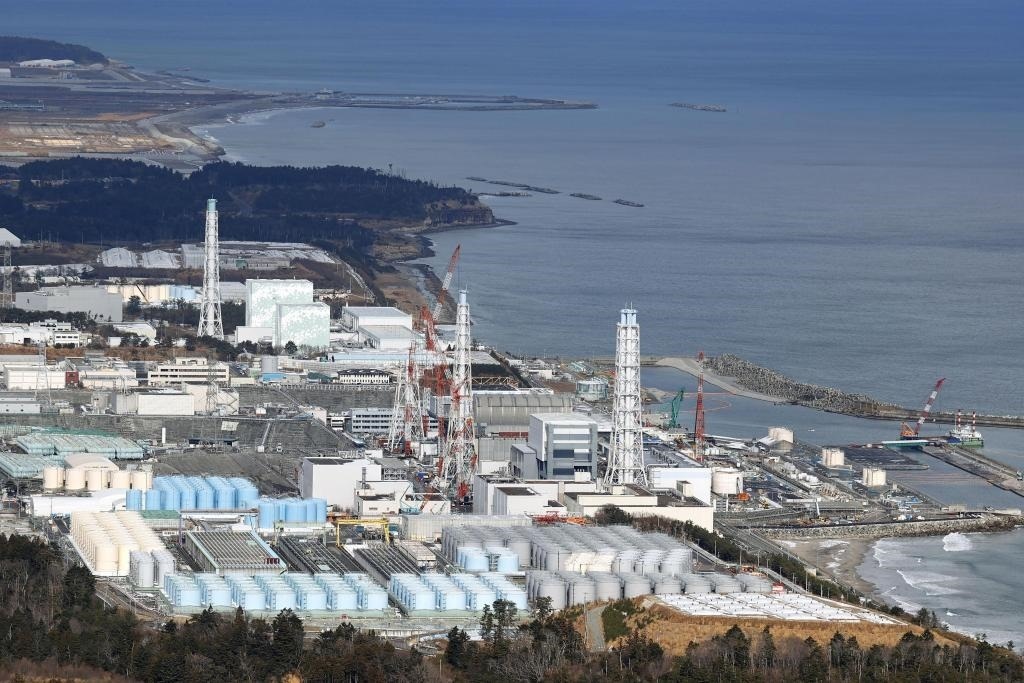 這是2021年1月8日拍攝的日本福島第一核電站和核污水儲水罐。（新華社/共同社）