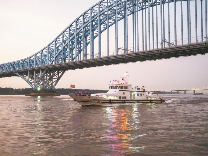 8月12日，長江航運公安局南京分局組織民警輔警駕乘警用巡邏船在轄區(qū)水域開展巡邏檢查。江寧攝