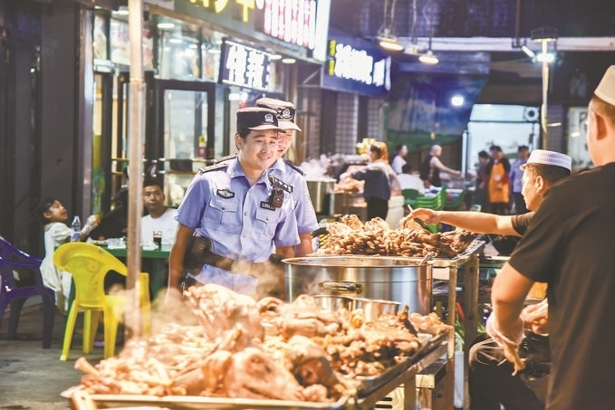 8月9日，甘肅省華亭市公安局組織民警輔警在夜市開展巡邏檢查。張亞強攝