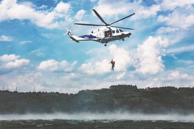 ▼7月17日，浙江省新昌縣公安局聯(lián)合浙江省公安廳警務航空隊在長詔水庫水域及周邊開展救援演練。王樟林攝