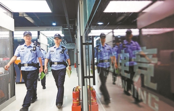 ▲7月6日，山西省新絳縣公安局龍興派出所組織警力對網(wǎng)吧等場所進行集中治安檢查。高新生攝