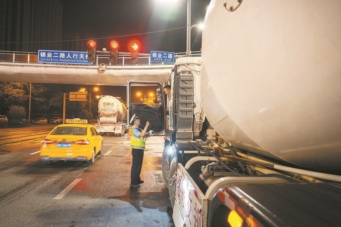 7月25日，陜西省西安市公安局交警支隊開展全市中重型貨車及面包車違法異地互查整治行動。孫崇明攝