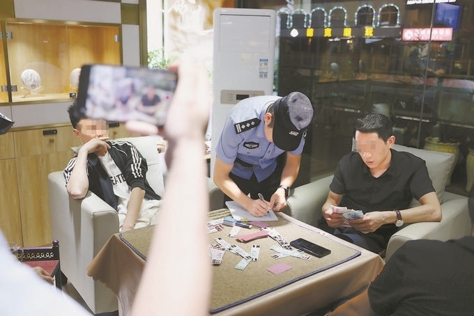 9月7日，云南省昆明市公安機關對棋牌室開展檢查。