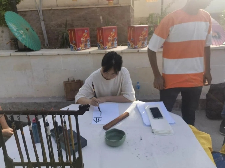 開羅文化中心漢語教師表演中國書法。開羅中國文化中心供圖