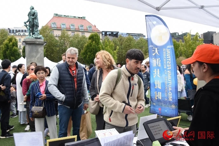 排隊等候品嘗中國美食的游客。人民網(wǎng)記者 殷淼攝